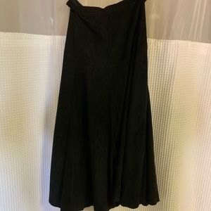 Black Ann Taylor Suede Prairie Skirt! Size 4!